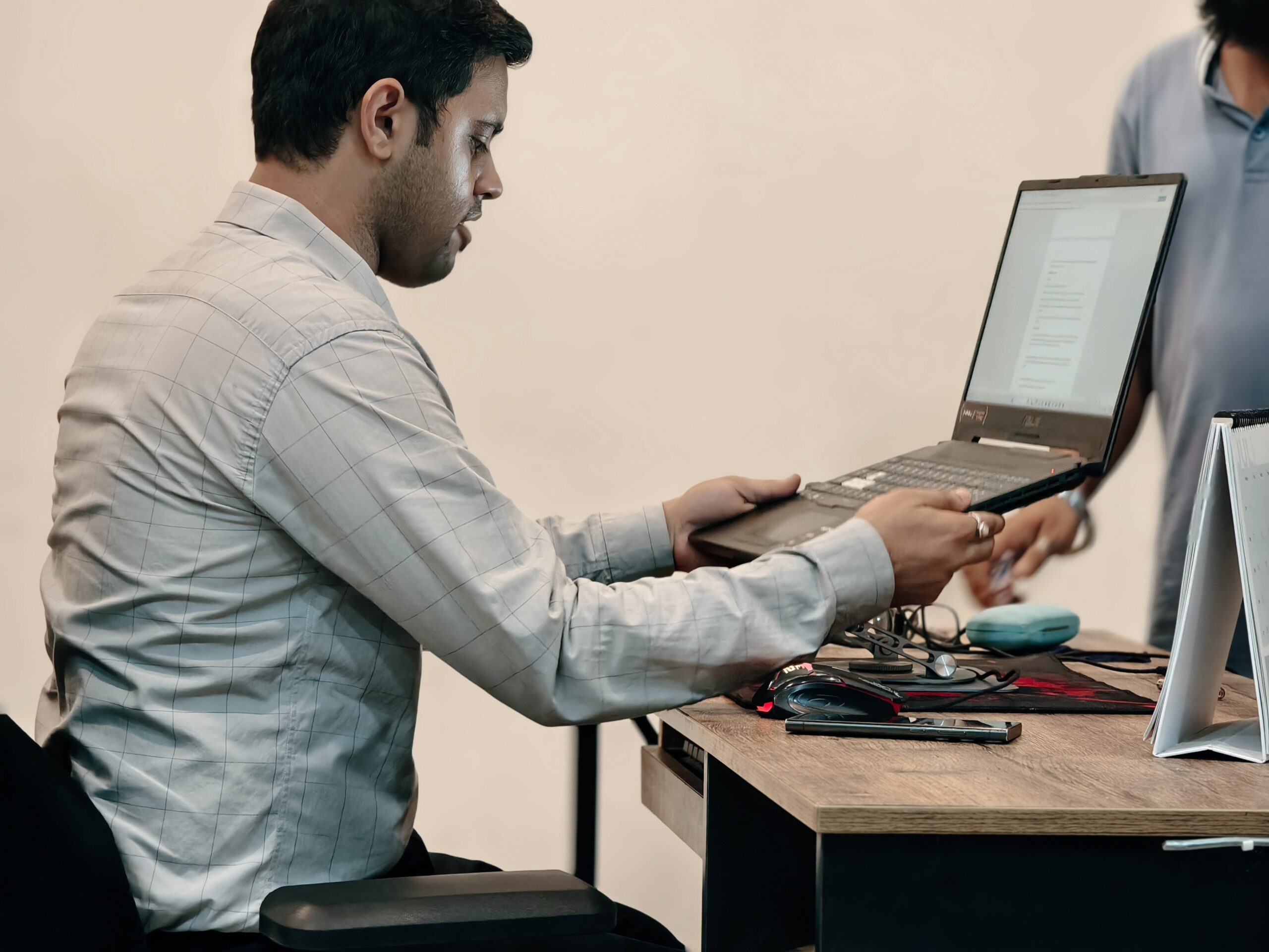 AI vs Human Writing: Why Academic Institutions Still Prefer Expert-Written Content